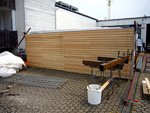 Schiebetor_Türe aus Stahl verzinkt mit Holzauflage